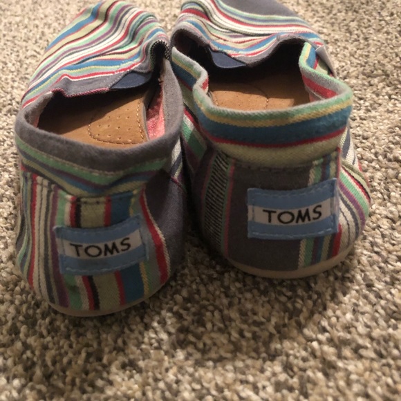 Women’s pinstriped toms - Picture 3 of 4